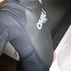 ウェットスーツの男性で硬く未開茎のペニス