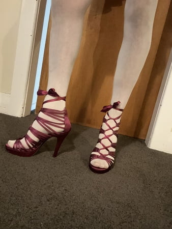 Μωβ strappy ψηλοτάκουνα και μπόλιες