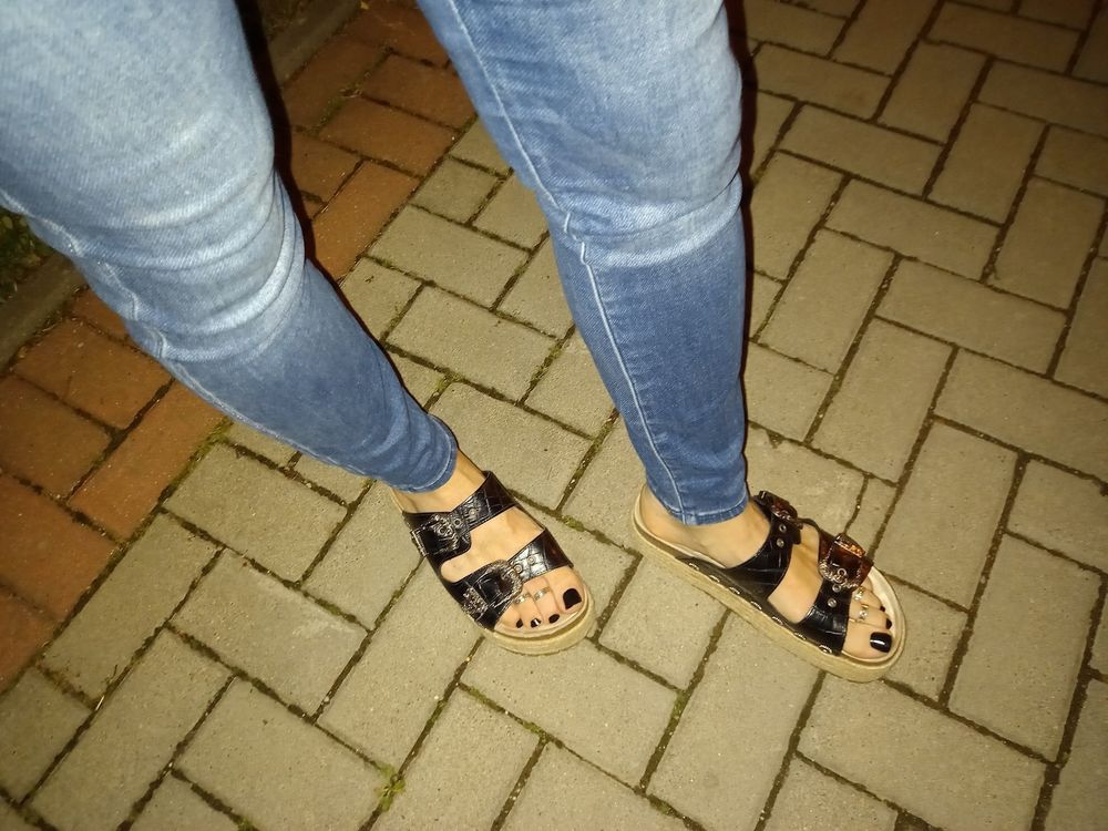 platform sandals and sexy feet #13