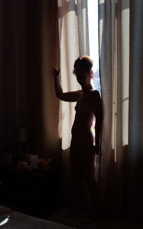 عند النافذة