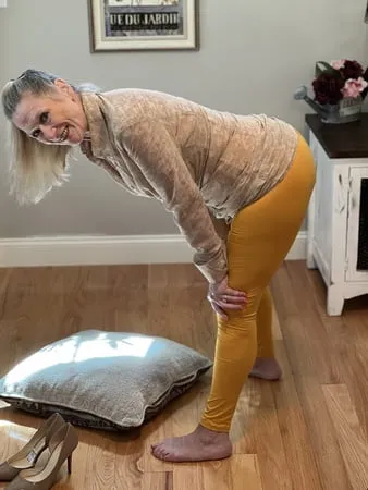    plus milf dani d in yellow leggings         