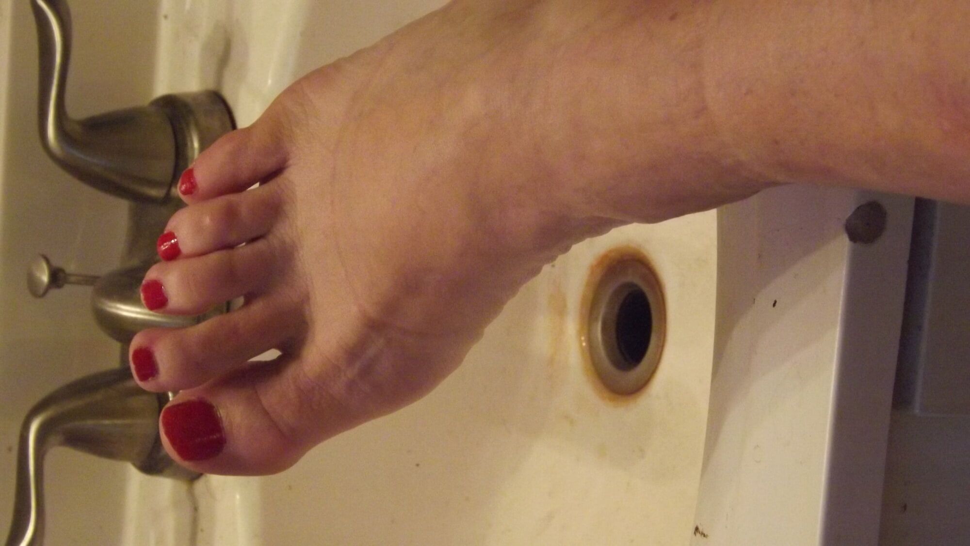 new pics of some man toes #3