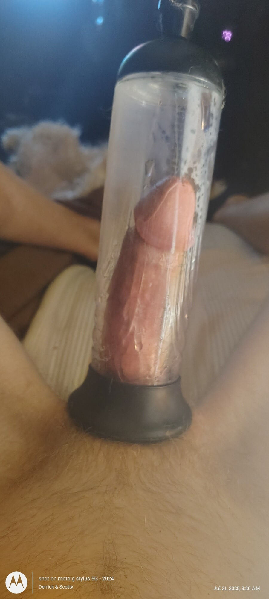 שואבת בזמן שהבעל ישן 