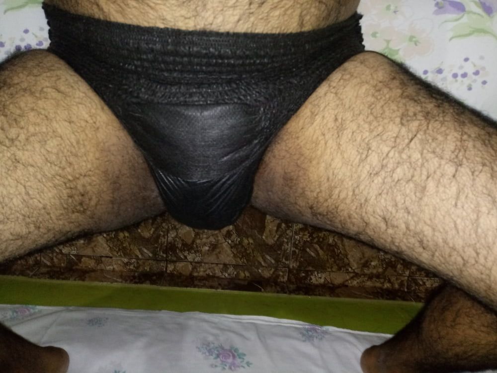 USING BLACK DIAPERS IN THE HOTEL 