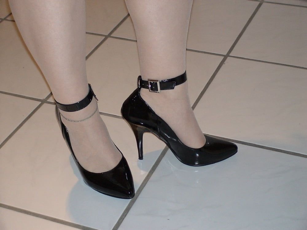 Pantyhose and balck Stilettos #4