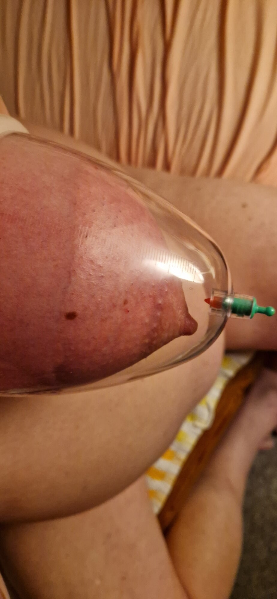 Sissy pumpt die Titten #9