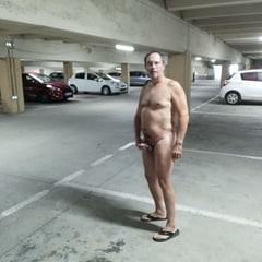 exhibe au parking public