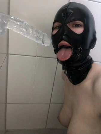 Aku suka banget ngento dildo dengan ganas