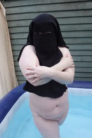 niqab nude in hot tub         