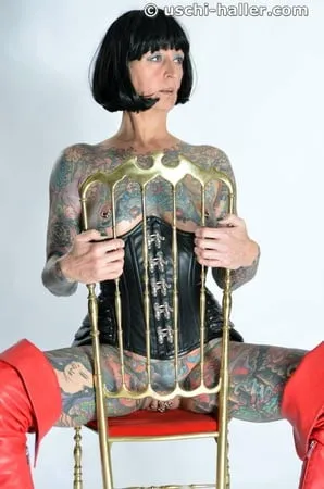 photo shoot with full body tattooed milf cleo           