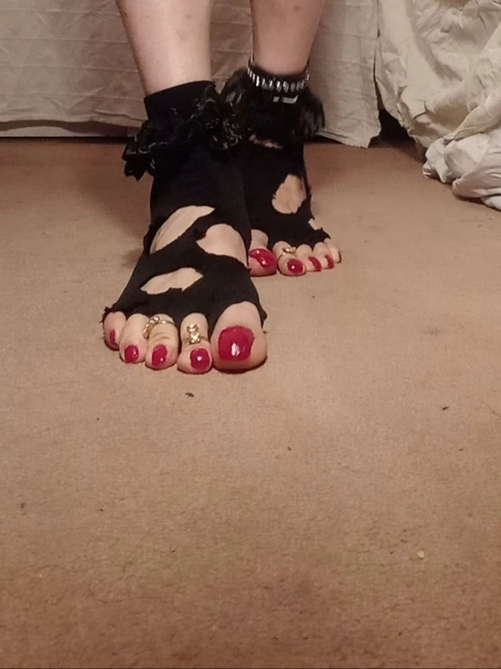 Linda ts red toenails in fishnet socks 