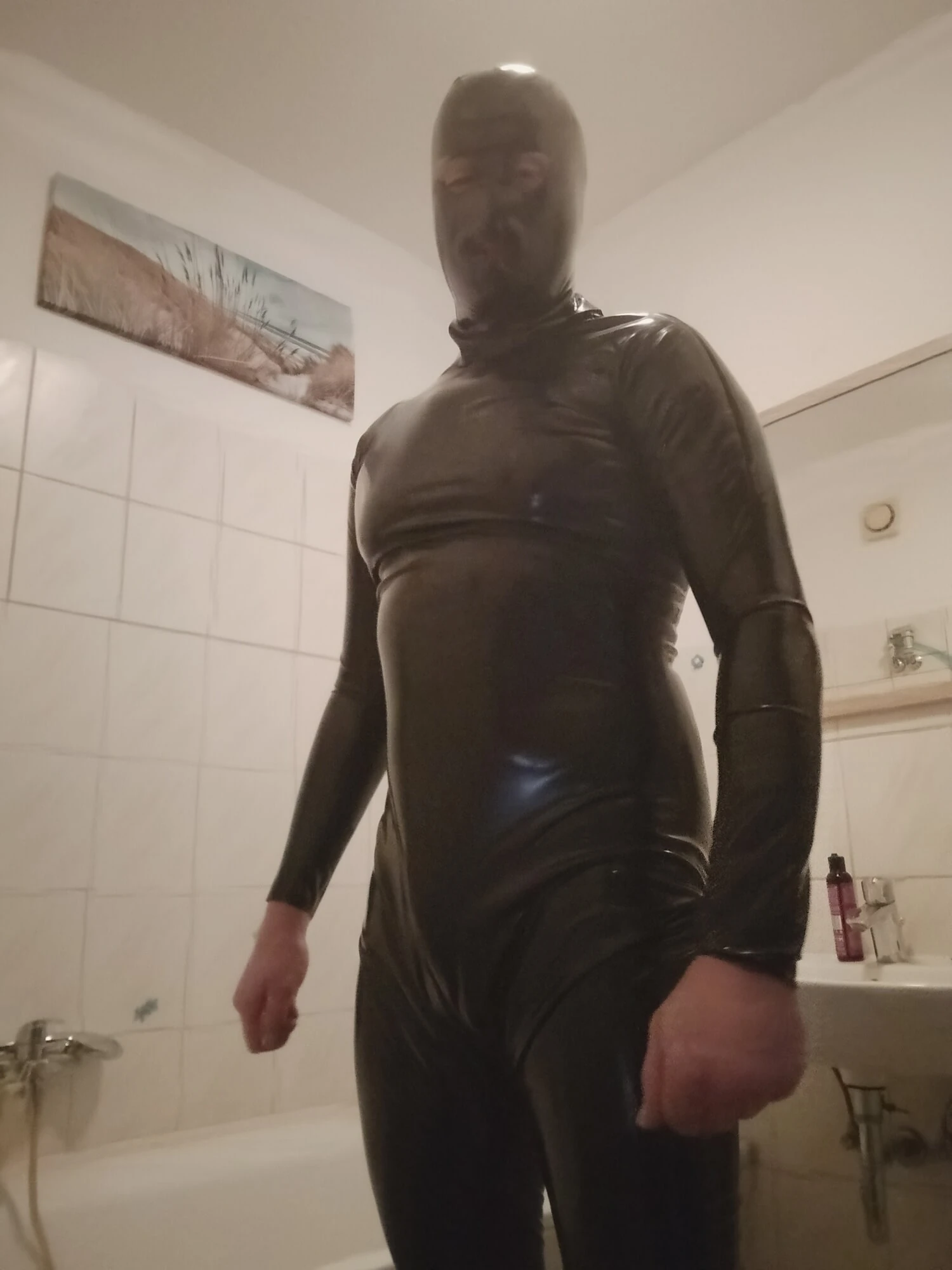 Әйел ер адамды қолына алып, сорып алды.