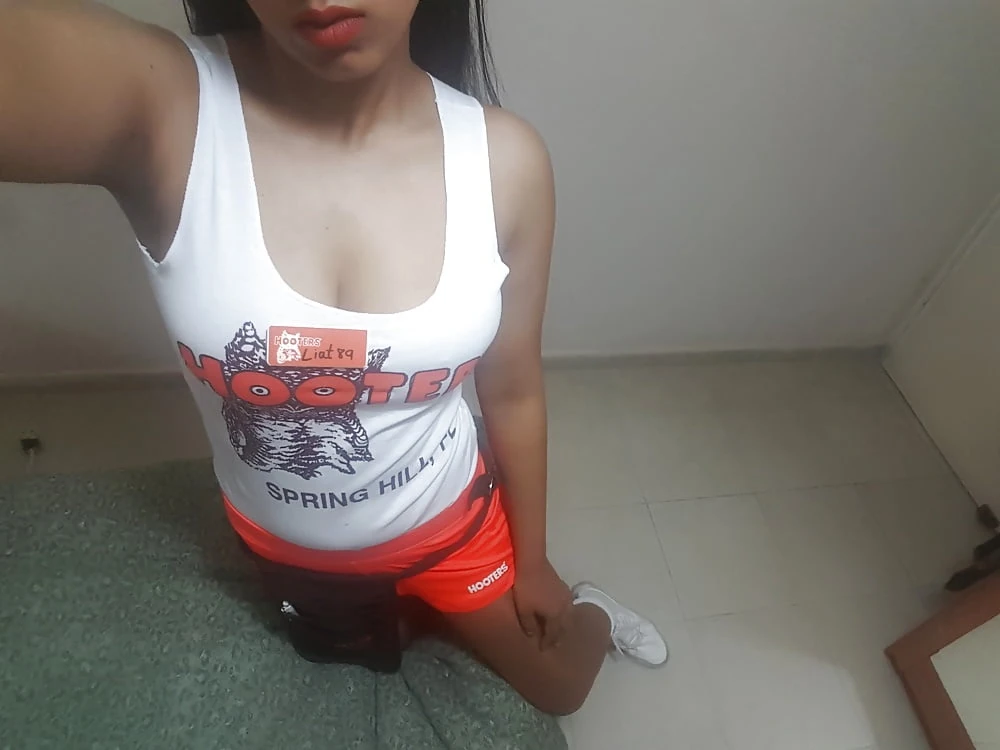 Hooters Girl