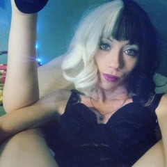 Needy Nymphomaniac shows her flexibility to get filled up
