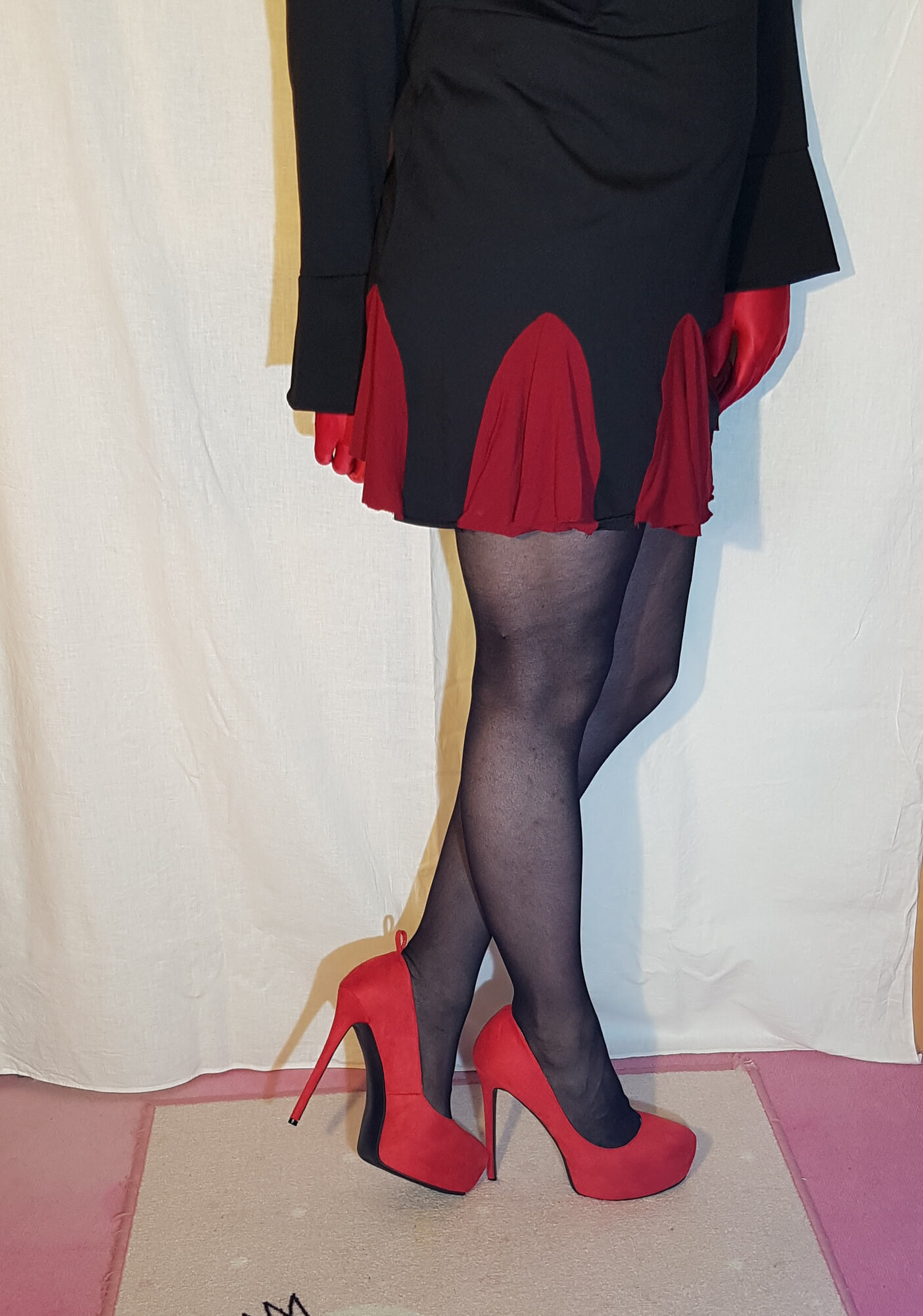 Beine in schwarzer Strumpfhose.