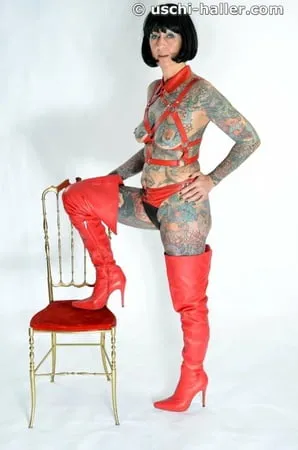 photo shoot with full body tattooed milf cleo         