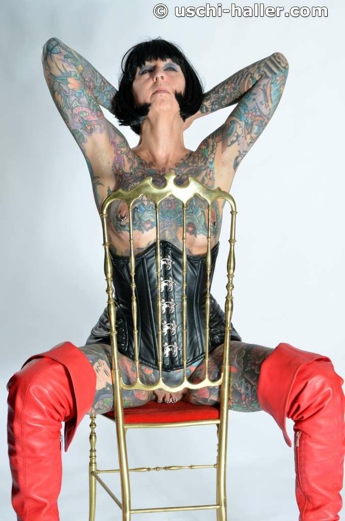 Photo shoot with full body tattooed MILF Cleo - 2 #35