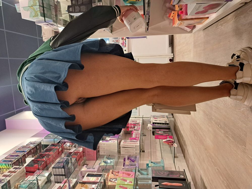 Shopping on skirt without panties on