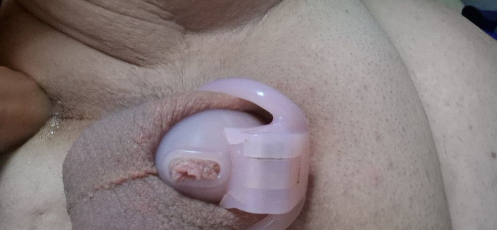 Die nackte fette sissy hat einen engen NUB um Ihre clitty