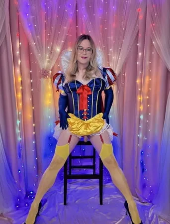 joanie snow white in blonde         