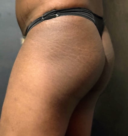 Siyah mini tanga ve altın kıllı 