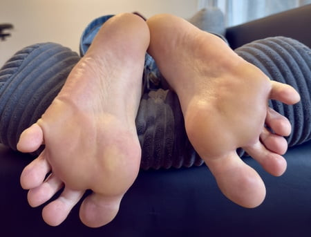 More pictures of my soles. Would love cum tributes.