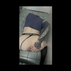 Glatke noge - Glatko Bussy spreman za spermu u mom trbuhu 