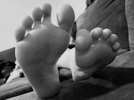 just some little feet that love to be worshiped         