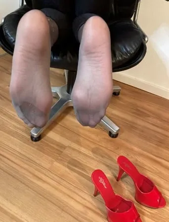 black spandex leggings and red high heel mules         