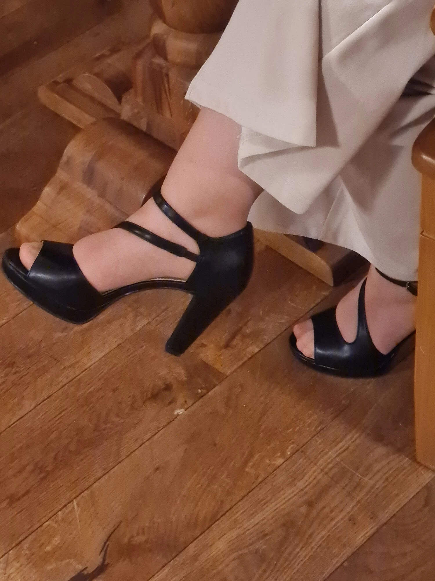 Ich in Heels meiner Frau outdoor unterwegs, nachdem ich 