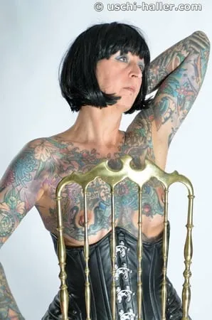 photo shoot with full body tattooed milf cleo           