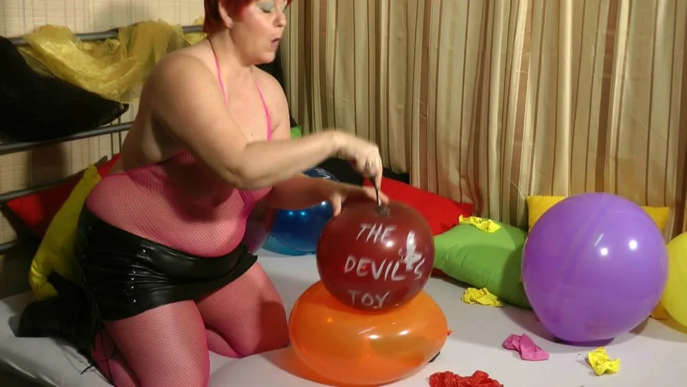 Popping balloons - Fetish Video