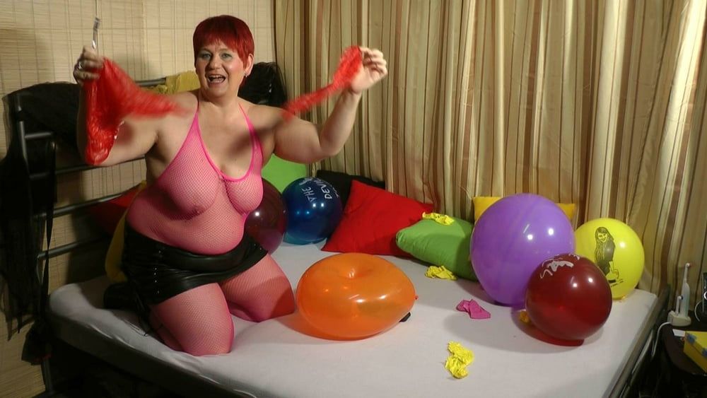 Popping balloons - Fetish Video #17