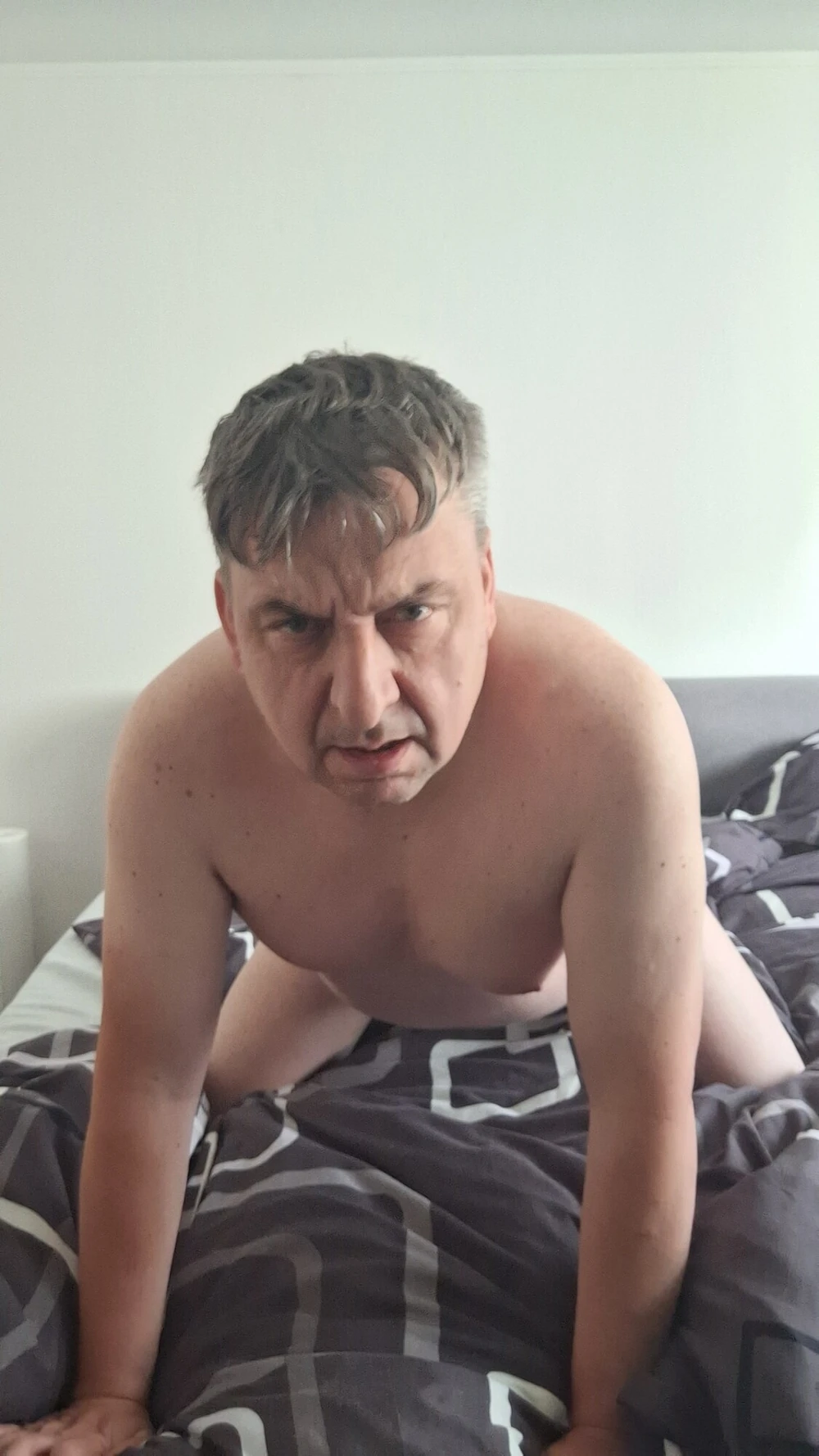 Nackt auf dem Bett 2