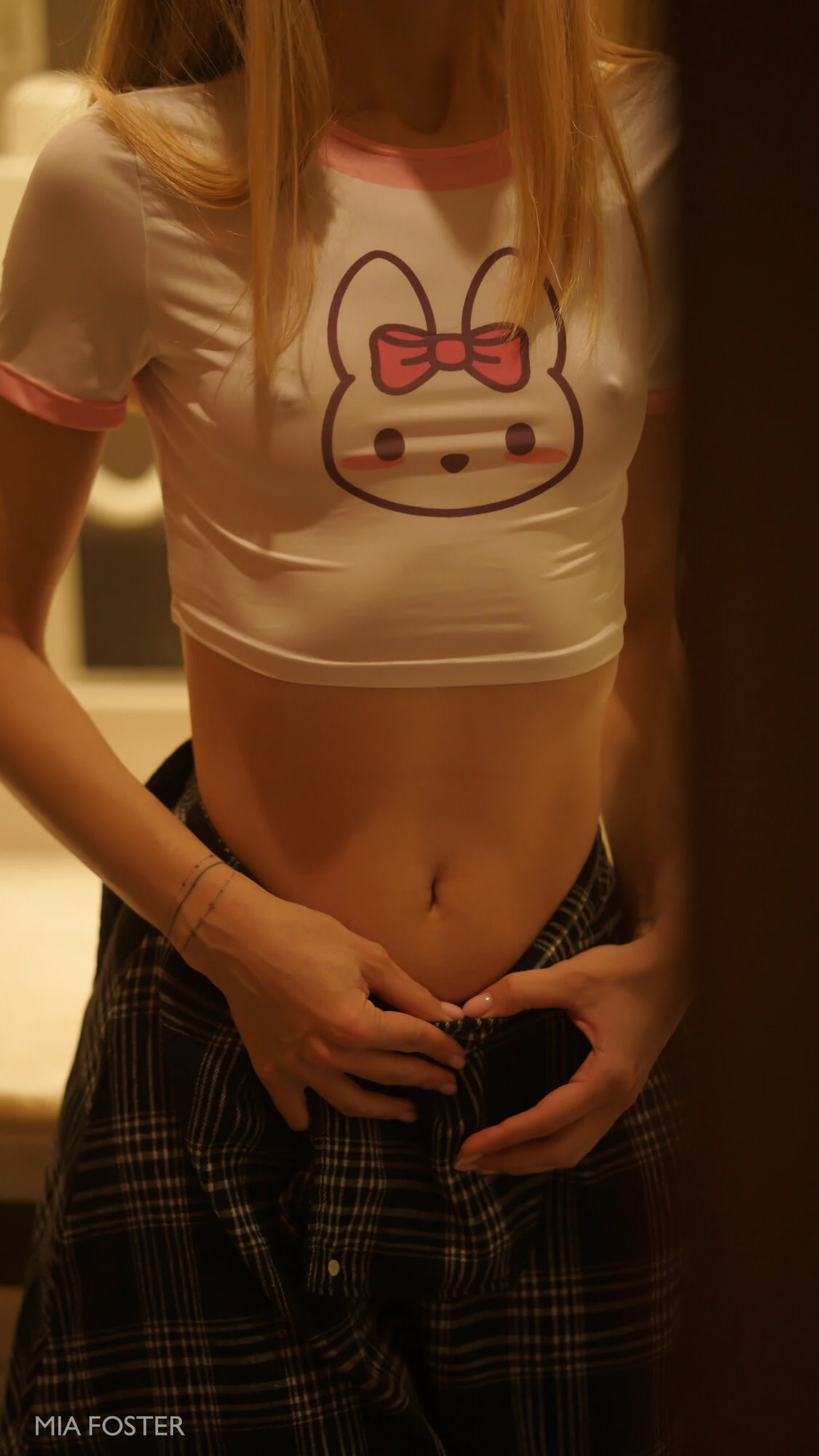 Hot Babe Shows Off Her Hot Body before taking a bath 
