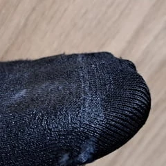 射在鞋子和袜子上