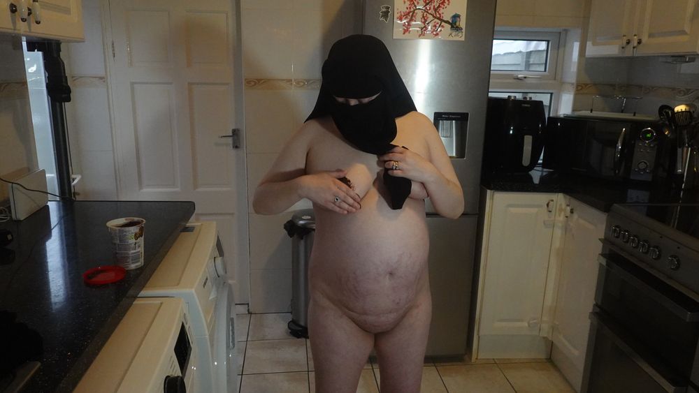 Niqab Naked chocolate sauce