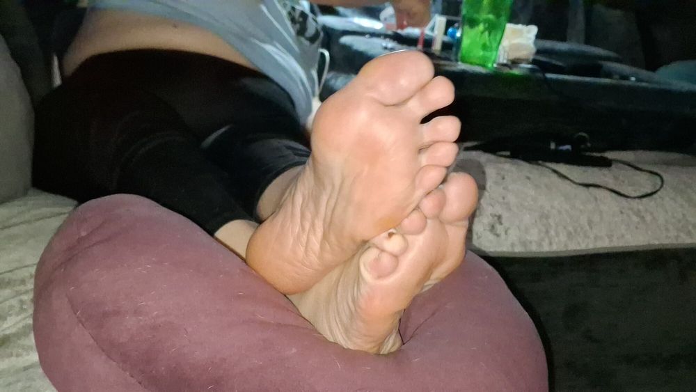 Girlfriends barefoot tease #4