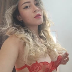 AŞKLA ÖPÜŞÜYOR