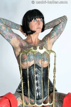 photo shoot with full body tattooed milf cleo           