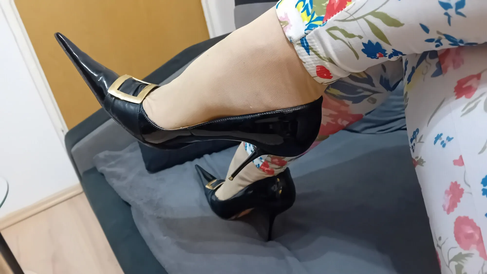 Crossdresser In Sexy Black Leather Pointed Toe High Heels #14