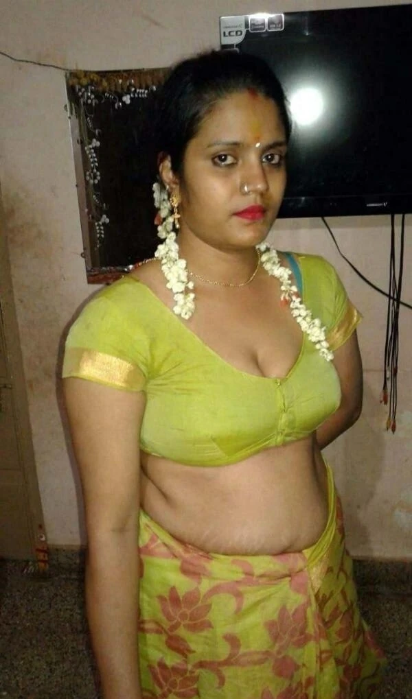 Enna Nanba Amma Enaku Kattiya montre ses gros seins et ses tétons