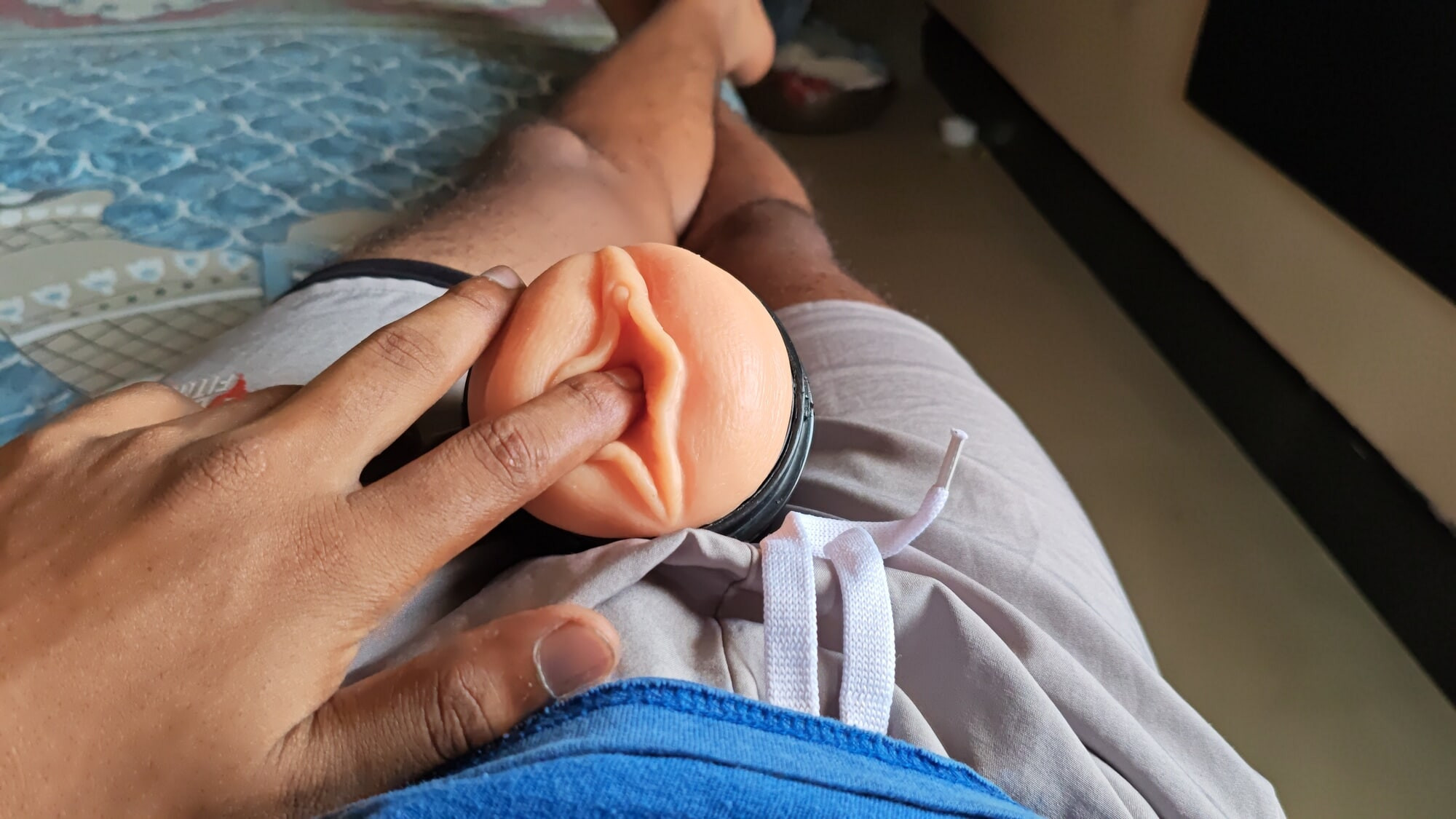 Extra Virgin ladke ne sex toy ki chut ko phel dala