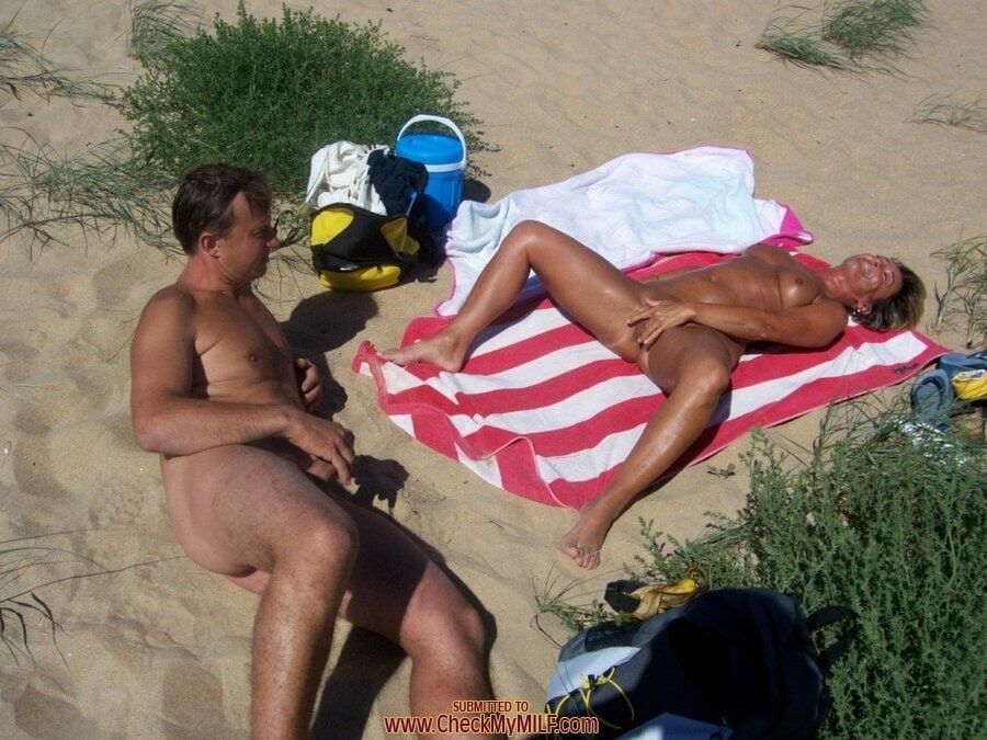 Controleer mijn milf - kinky op het strand