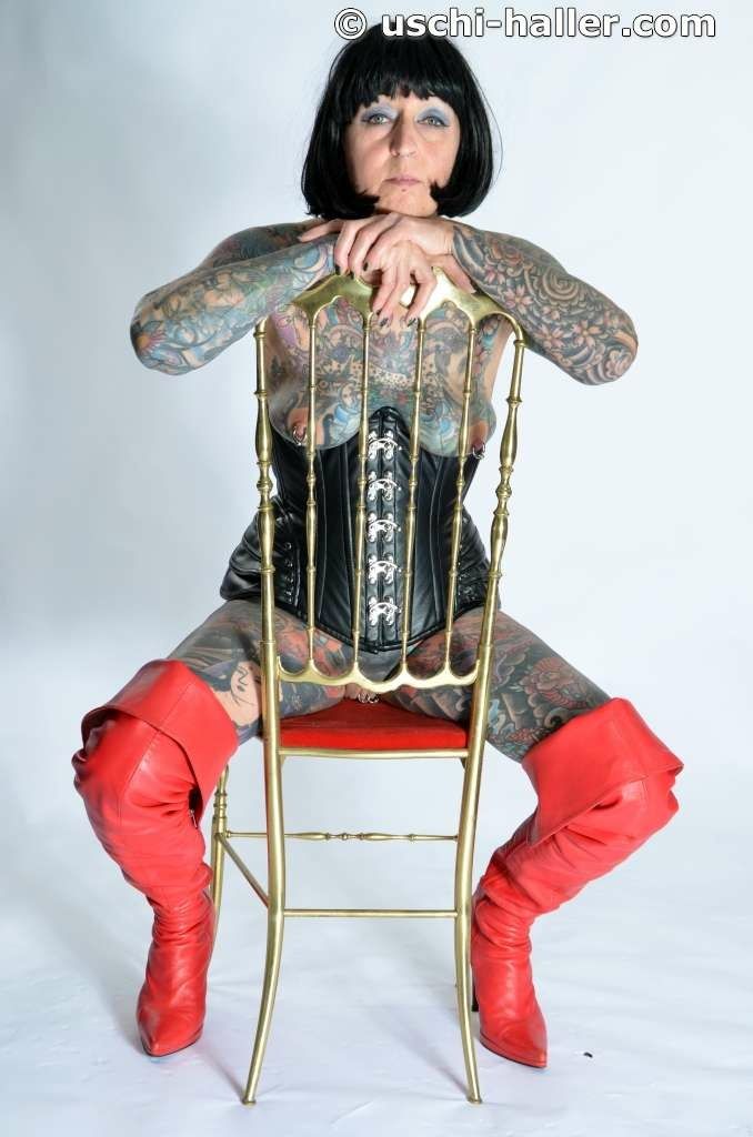 Photo shoot with full body tattooed MILF Cleo #33