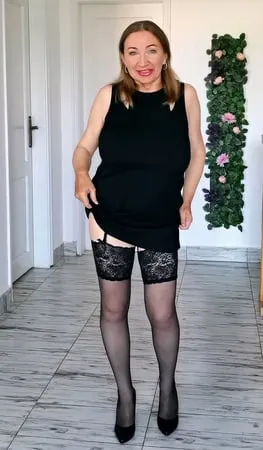 huge natural tits milf in black stckings and high heels         