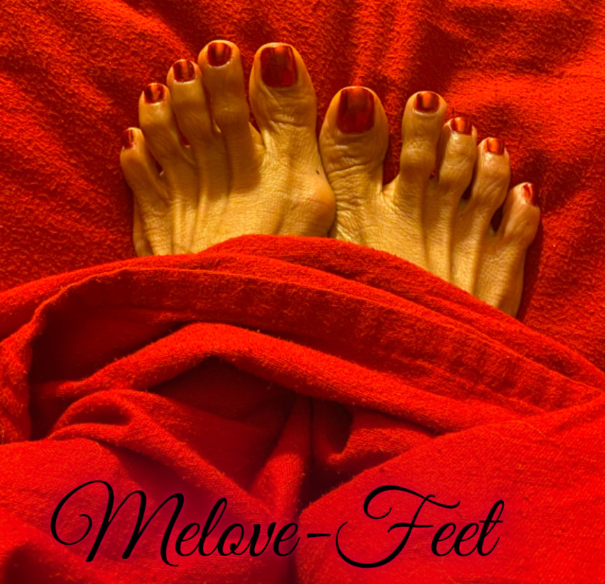 Melove in Her Red Nail Polish in Red Blanket