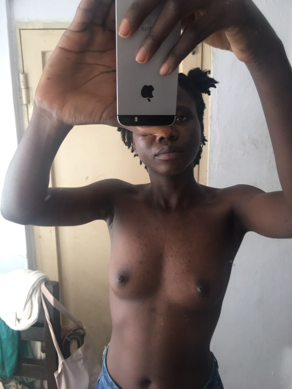 Sitni eboni selfiji sa velikim dupetom 