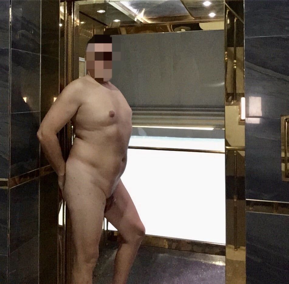 Nude in the apartment lift 