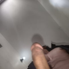 大きくて硬いチンポを見せるインドのデシの少年
